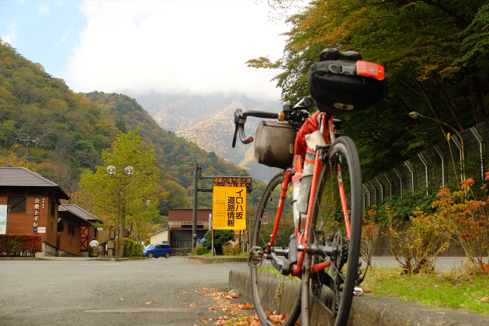 日光のいろは坂を自転車で登る人入の