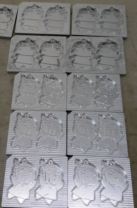 ストラップ金型