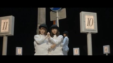 【欅坂46】「Student Dance」のMVは「時計仕掛けのオレンジ」風？？