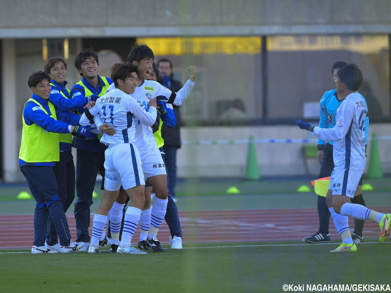 サッカーばっかり J1 第37節 湘南 徳島 17位徳島 15位湘南との 崖っぷち 大一番に勝利 J1残留争いは 三つ巴 で最終節へ 動画 サッカーばっかり J1 第37節 湘南 徳島 17位徳島 15位湘南との 崖っぷち 大一番に勝利 J1残留争いは 三つ巴 で最終節へ 動画