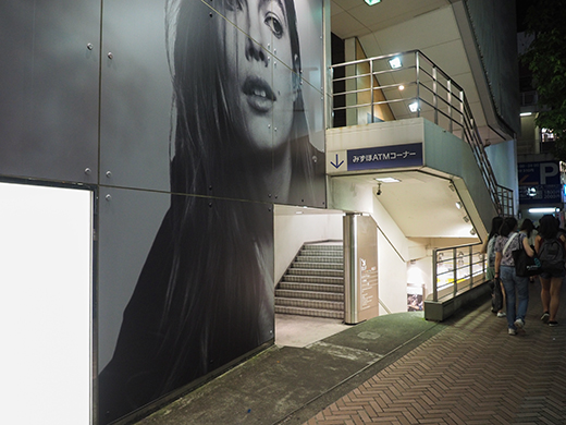 閉店前の渋谷パルコ地下への階段とポスター1