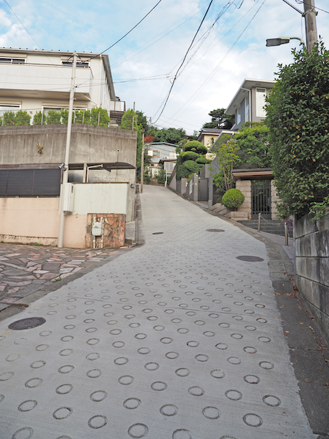 傾斜22%の田園調布5丁目の坂道2
