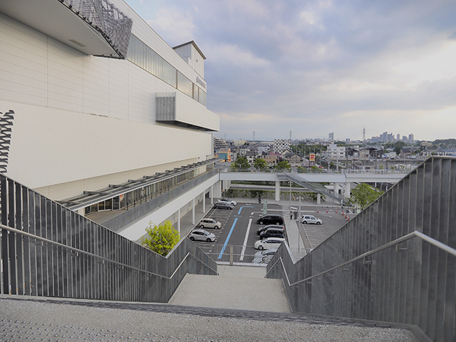 ところざわサクラタウン本棟と千人テラスの階段と富士山4