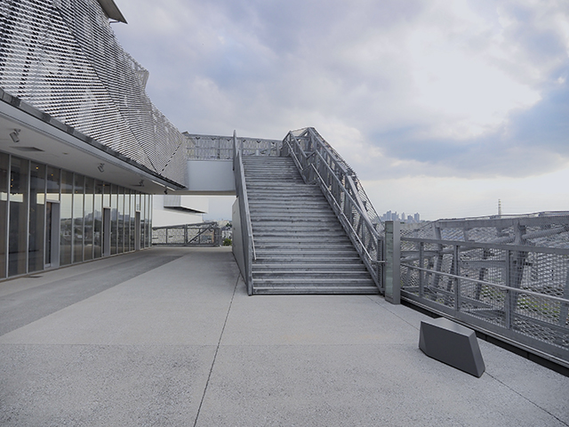 ところざわサクラタウン本棟と千人テラスの階段と富士山2