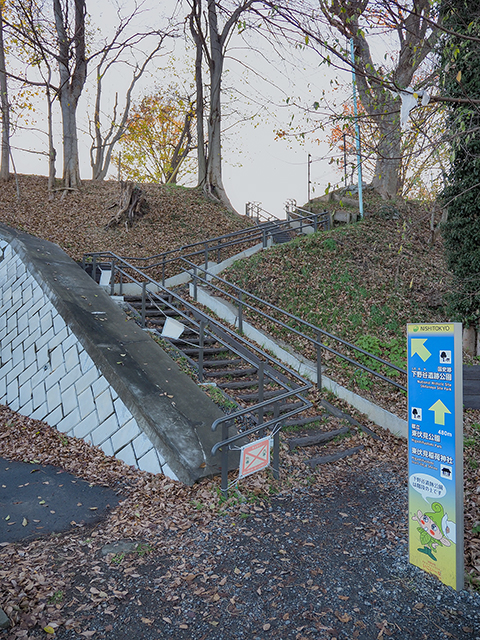 下野谷遺跡公園へのジグザグ階段と遺跡1