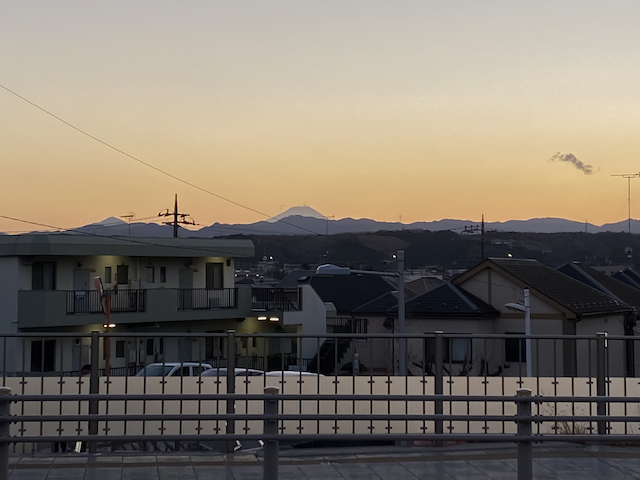 JR拝島駅前の坂道からの富士山2