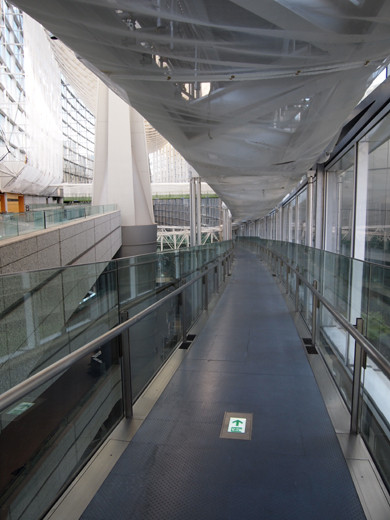 東京国際フォーラムのスロープ16