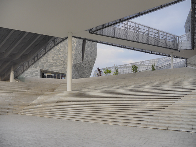 ところざわサクラタウン本棟と千人テラスの階段と富士山6