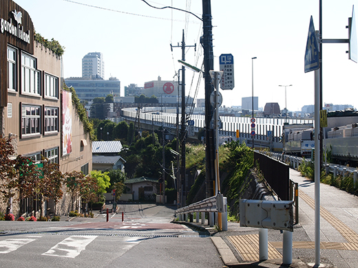 高島屋ガーデンアイランド横の坂道6