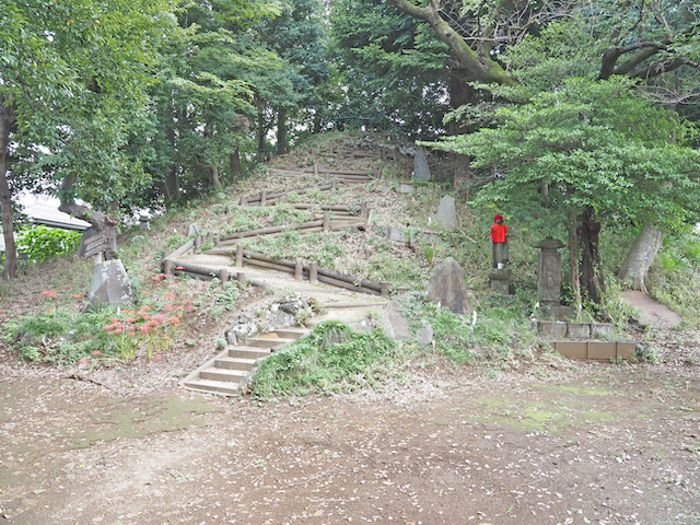 「中里の富士塚」と階段　／清瀬市中里