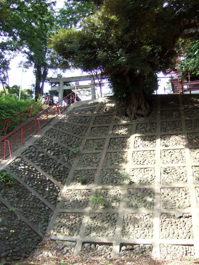 子安八幡神社のスロープ2