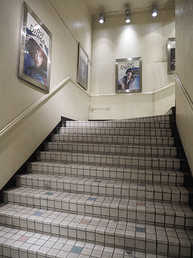 閉店前の渋谷パルコ地下への階段とポスター8