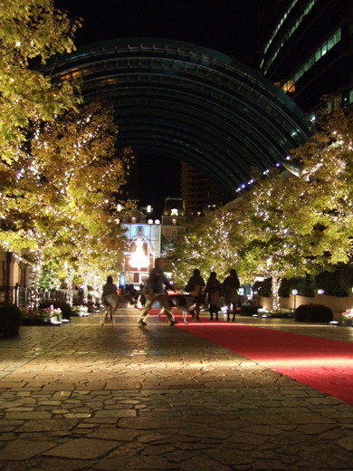 恵比寿ガーデンプレイスの坂道とエターナルライト3