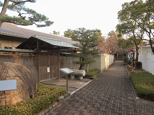 芦屋浜埋め立て地の階段と谷崎記念館7