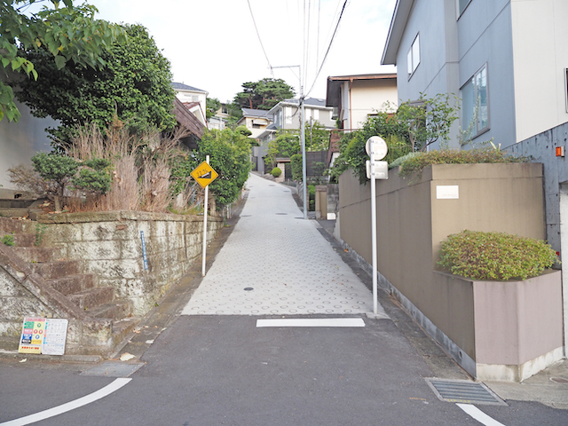 傾斜22%の田園調布5丁目の坂道1