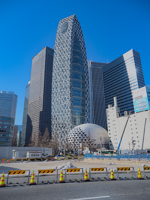 新宿駅西口からの「モード学園コクーンタワー」1