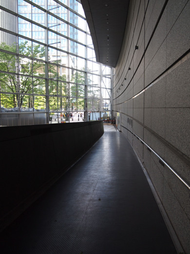 東京国際フォーラムのスロープ2