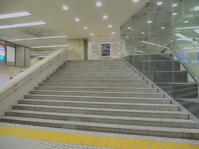 小田急百貨店・新宿店本館ビルの富士山型階段　/　新宿区西新宿