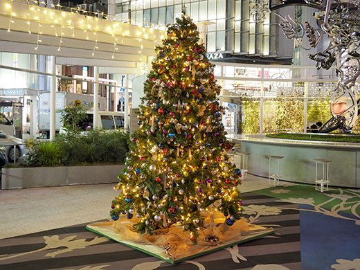 新宿東口駅前広場のクリスマスツリーとモニュメント1