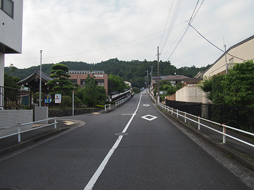 中武馬車鉄道の駅跡と金剛寺がある坂道5