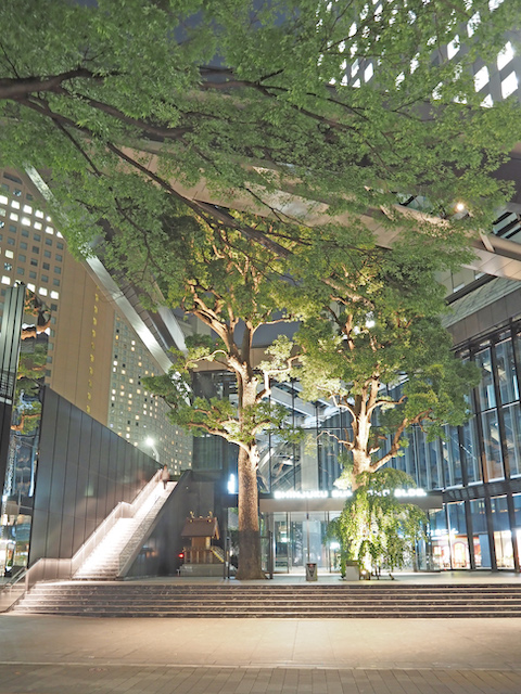 新宿住友ビルの階段と出雲大社【とある街の風景420】／新宿区西新宿