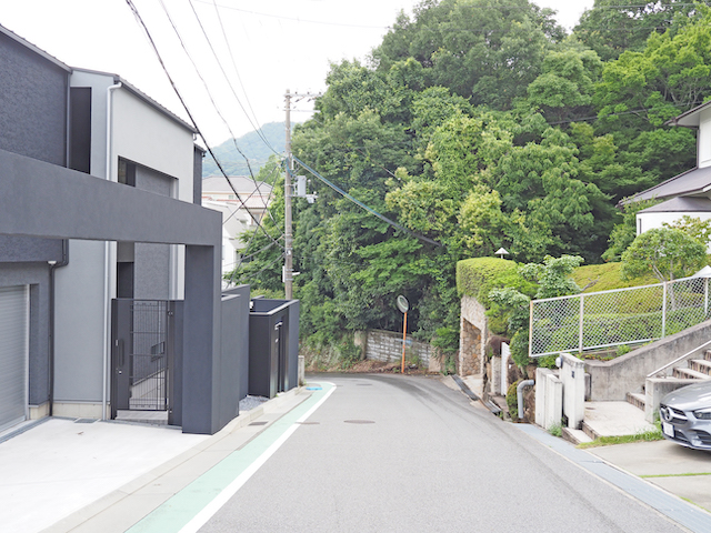 水が湧き出ている苦楽園二番町の坂道4