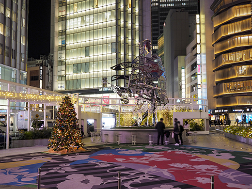 新宿東口駅前広場のクリスマスツリーとモニュメント2