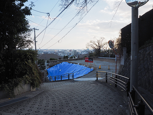 景色のいい住宅街の急坂7