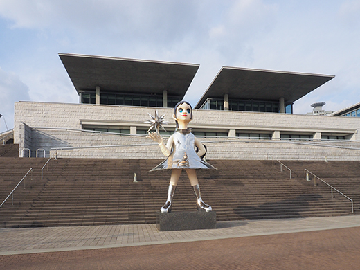 兵庫県立美術館の大階段と「sun sister」2