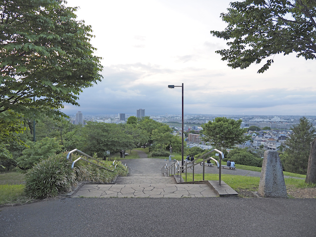 都立桜ヶ丘公園のゆうひの丘展望台と眺望階段／多摩市連光寺