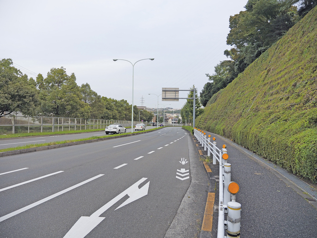 愛宕2丁目の乞田東方線沿いの坂道と富士山1