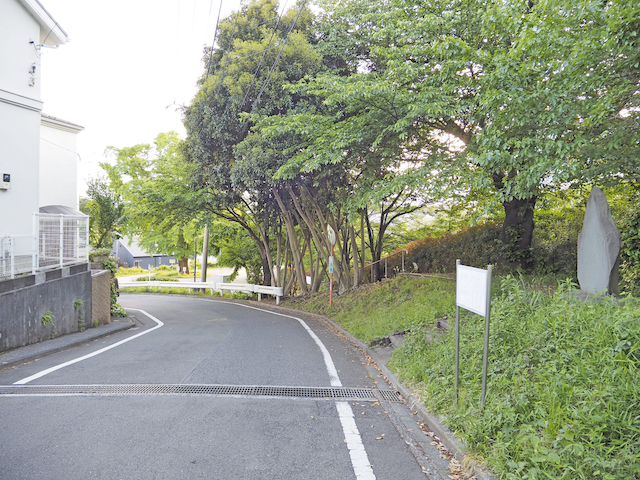 対鷗台公園そばの坂道と向ノ岡／多摩市連光寺