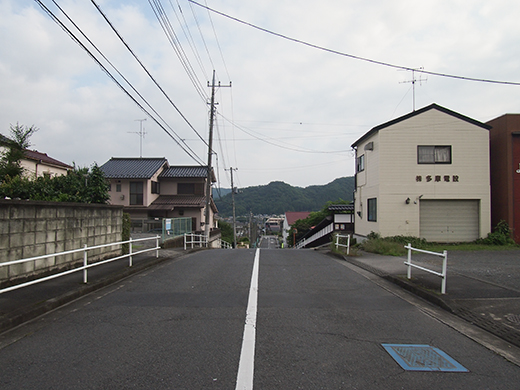 中武馬車鉄道の駅跡と金剛寺がある坂道3