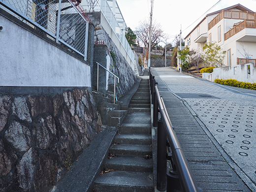 景色のいい住宅街の急坂3