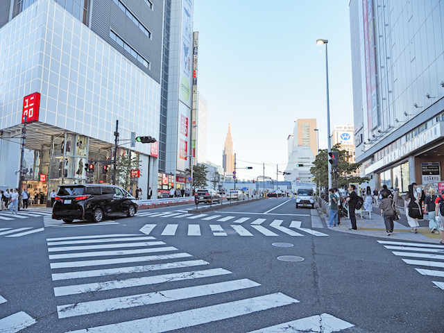 旧青梅街道からの坂道と新宿駅西口再開発1