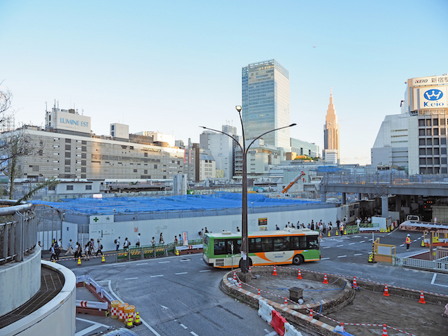 旧青梅街道からの坂道と新宿駅西口再開発3