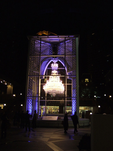 恵比寿ガーデンプレイスの坂道とエターナルライト1