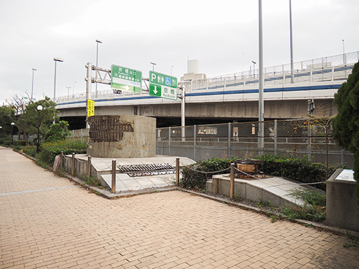 阪神高速道路の橋脚メモリアルモニュメント1