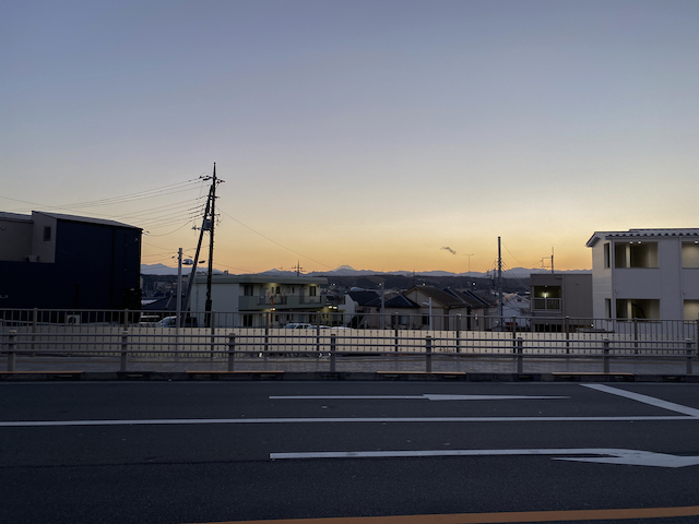 JR拝島駅前の坂道からの富士山1