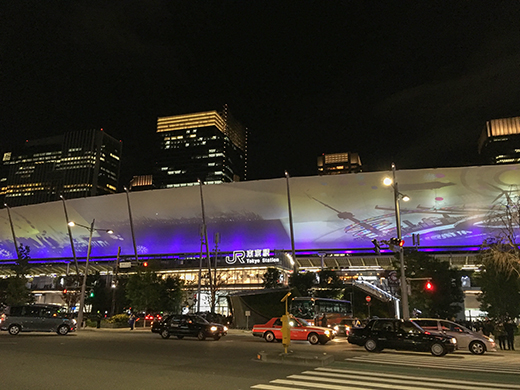 東京駅グランルーフの大階段とインスタレーション3i