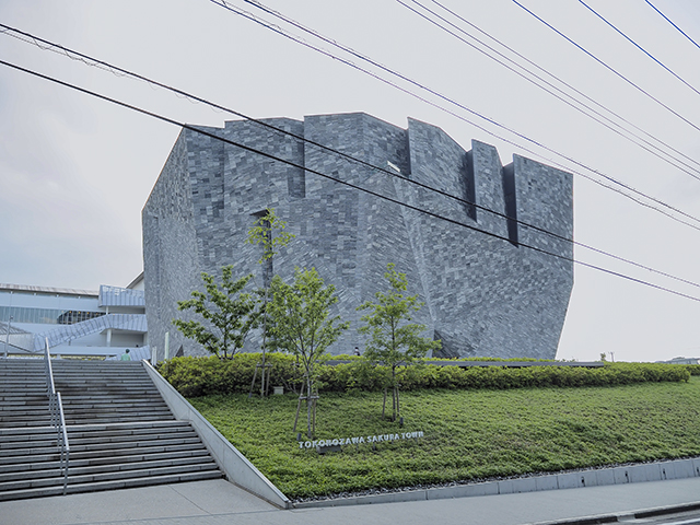 ところざわサクラタウンへの階段と広場2