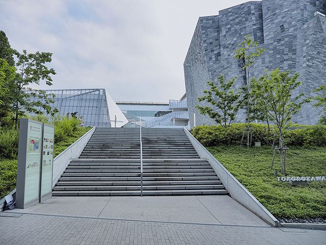 ところざわサクラタウンへの階段と広場1