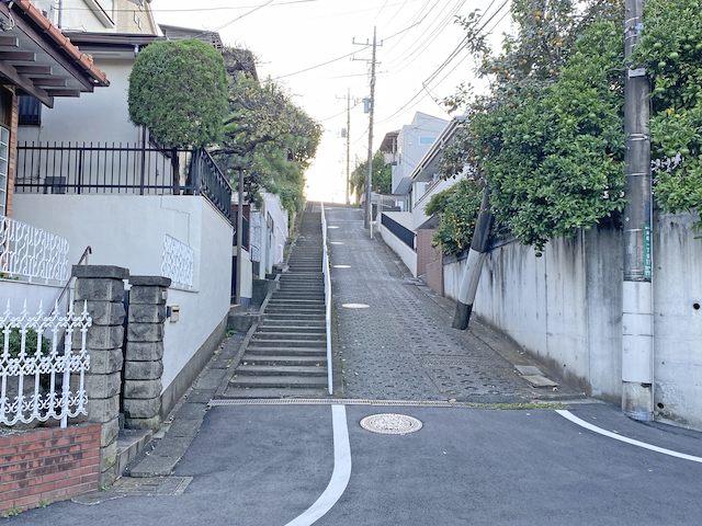 泉町1丁目の眺望坂4
