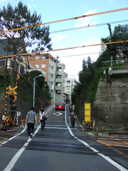 とある街の風景(線路をわたる坂道)2