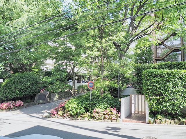 ゼームス邸跡地の碑と坂道2+