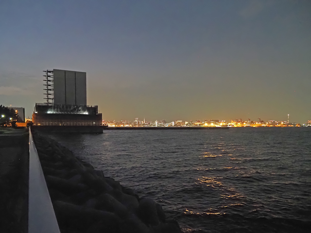 城南島海浜公園からの東京タワーとレインボーブリッジ