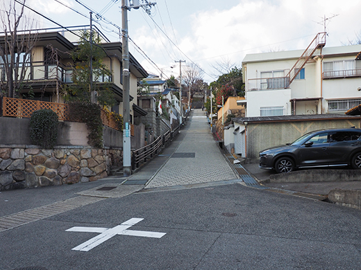 景色のいい住宅街の急坂1