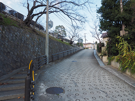 景色のいい住宅街の急坂5
