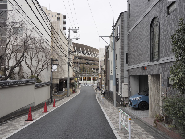 国立競技場がみえる坂道と階段1