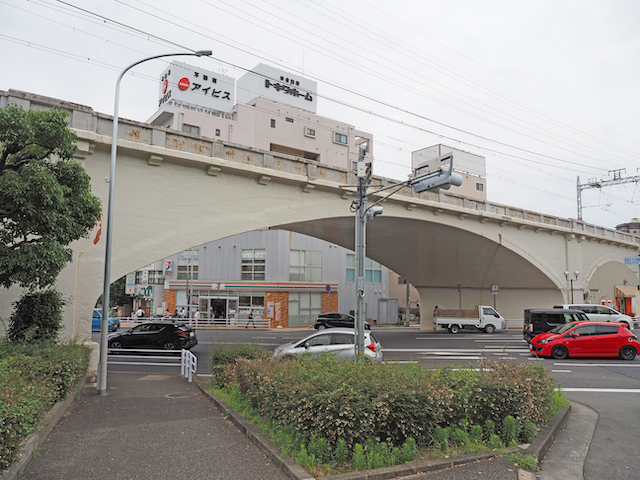 ナンノ坂からもすぐの「阪急電鉄神戸市内線高架橋」2
